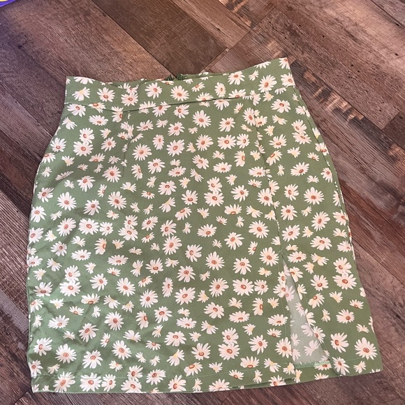 SHEIN floral green skirt - Picture 1 of 3